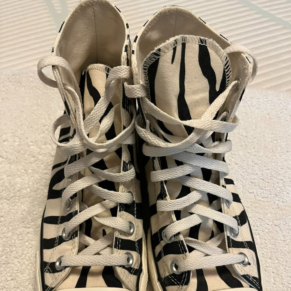 Converse high top zebra print women's size 8 in excellent condition